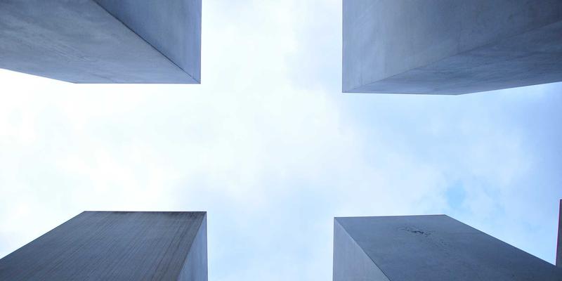 从原型到量产：硬件开发中的可制造性设计（DFM）原则与元器件选型实战指南